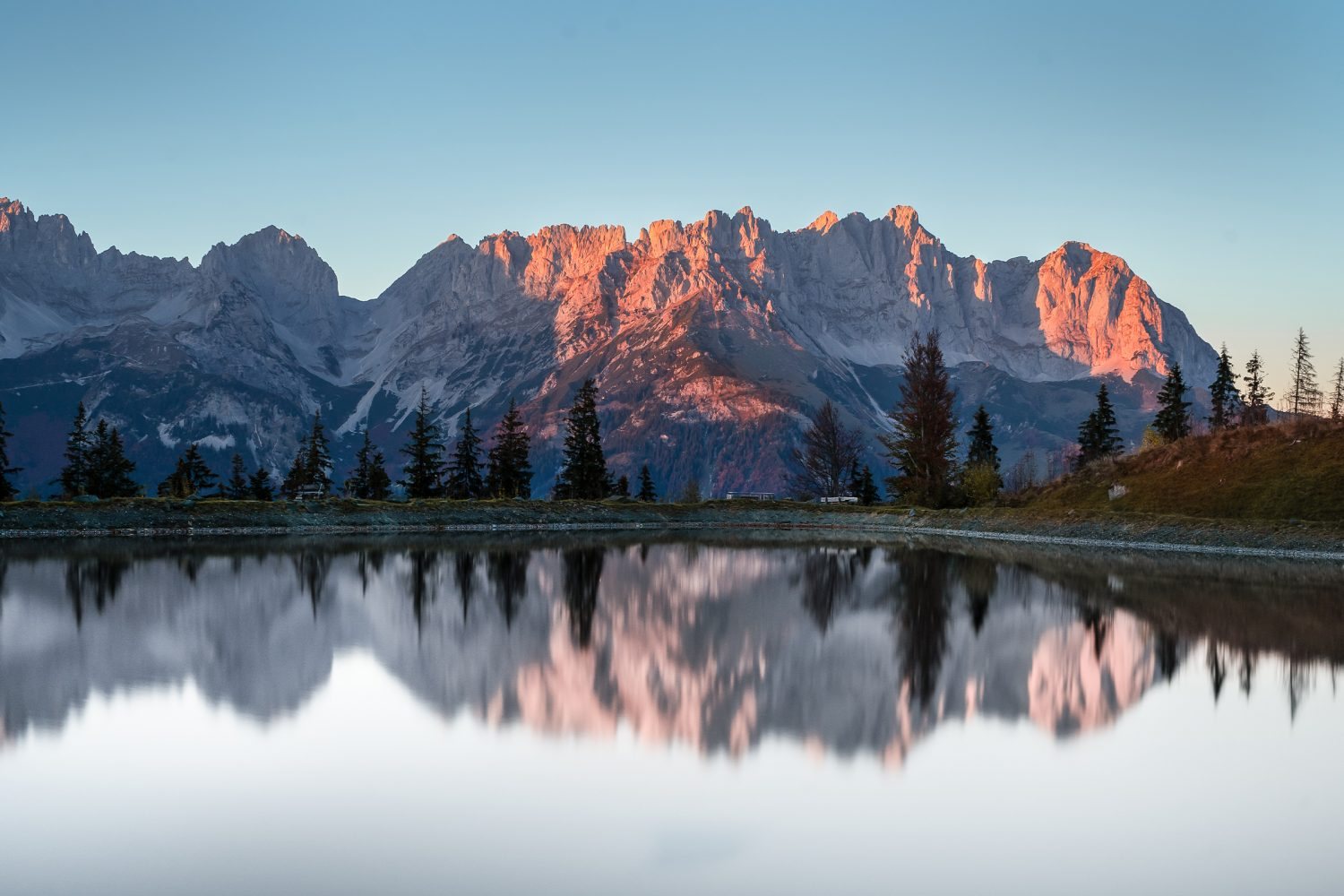 Der Wilde Kaiser bei Kitzbühel im Abendlicht, gespiegelt in einem Bergsee